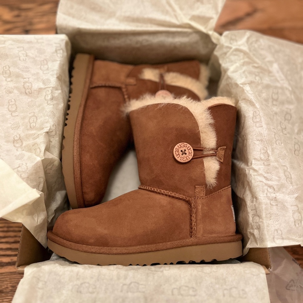 UGG Girls Bailey Button ll Size 13 NIB